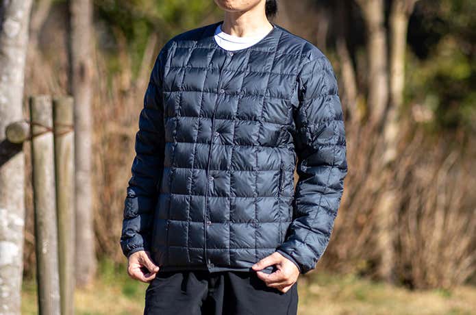 TAIONのクルーネックダウンジャケット着用