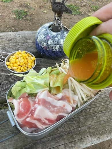 メスティンに豚バラ、キャベツ、もやし、鍋つゆを入れて煮る。
