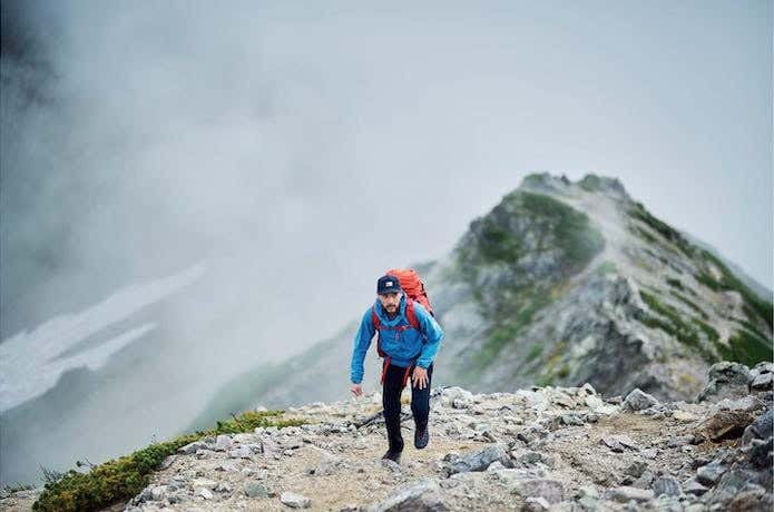険しい山道を登る男性