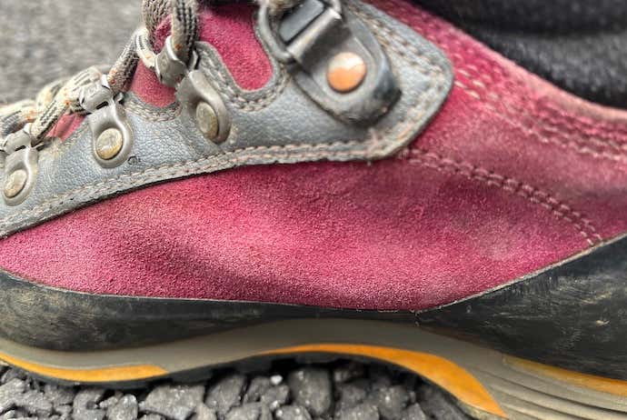 レザー製の３シーズン登山靴