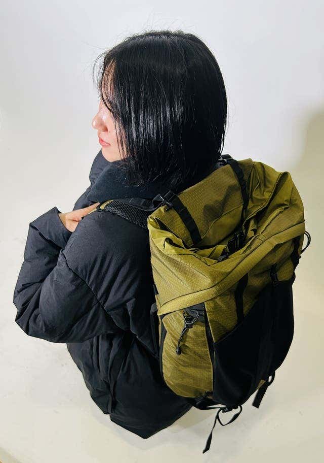 女性でもコンパクトに背負うことができる