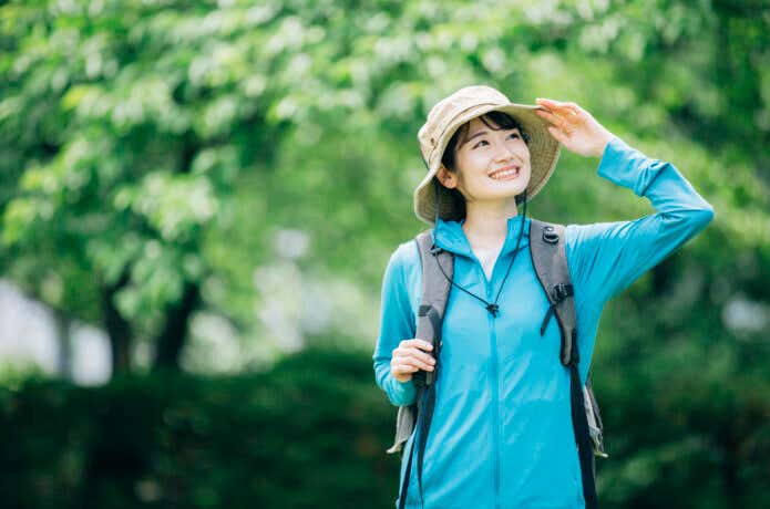ハットで登山しているシーン