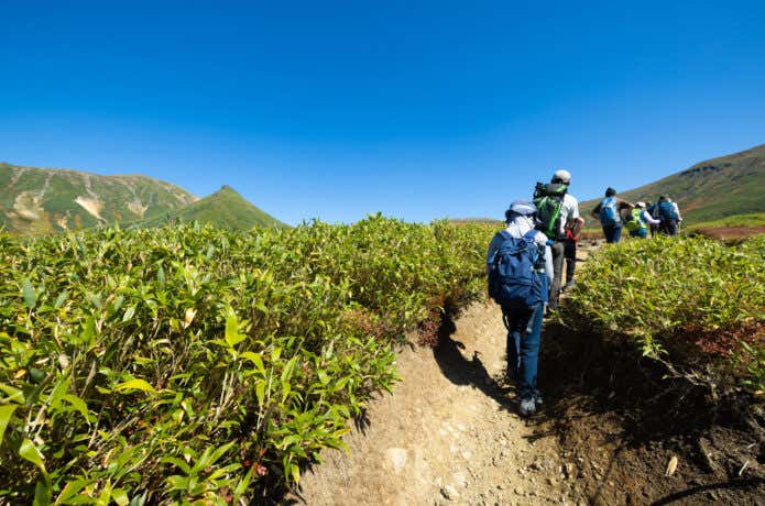 帽子を被っての登山イメージ