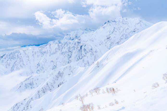 雪山登山のイメージ