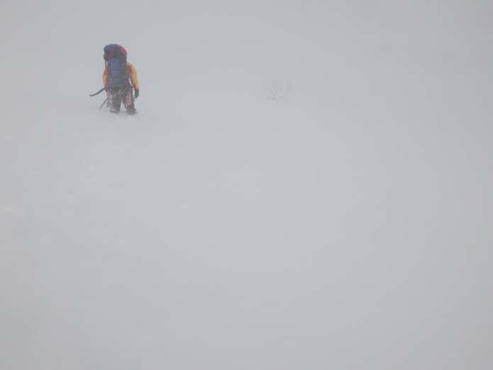 8日に現場へ向かう救助隊員 午前中は吹雪だった