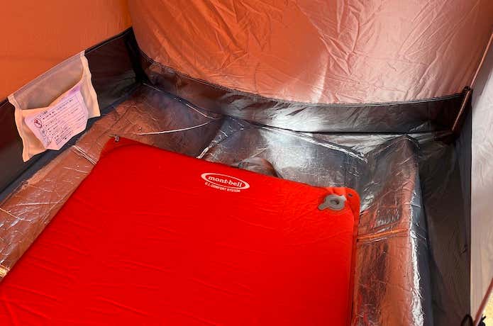 登山用マットの下にインナーマットをしくことで断熱性を高めることができる