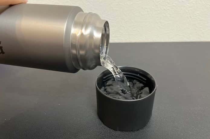 水筒から水を注ぐ瞬間