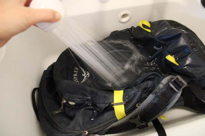 リュックを流水ですすぐ