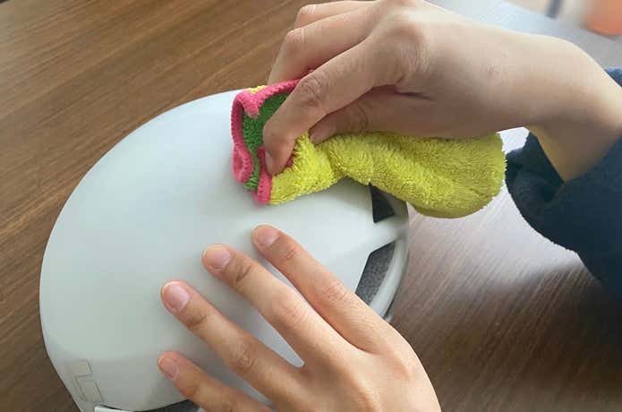 ヘルメットの汚れを水拭きする