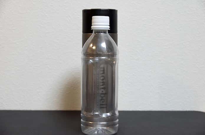ペットボトルと並ぶ水筒