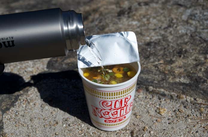 水筒からカップラーメンにお湯を注いでいる瞬間