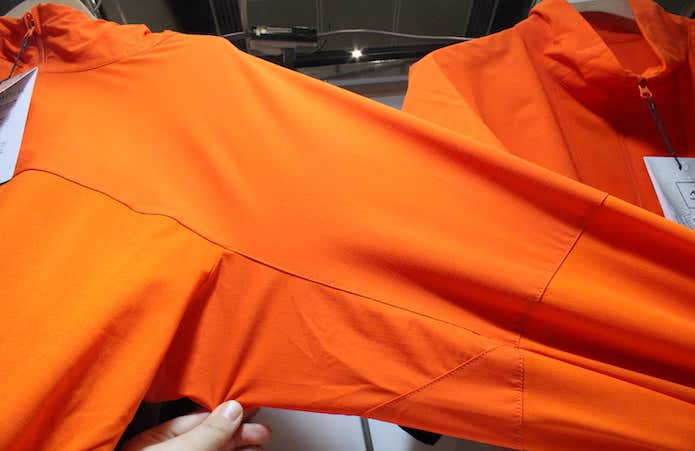 縦にも横にも伸びる伸縮性が魅力