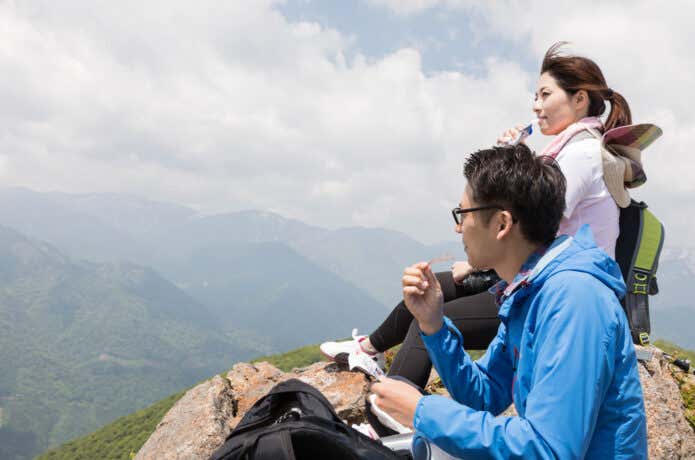行動食を食べる登山者