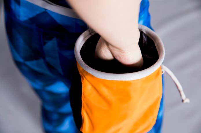 チョークバッグの中に手を入れている