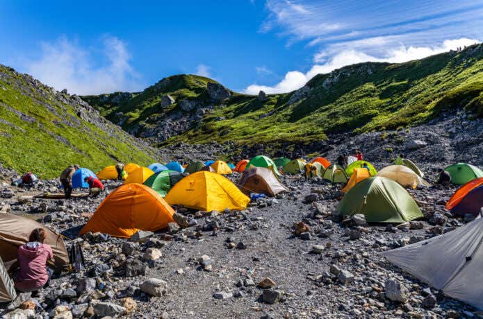 登山におけるテント泊では、石がごろごろと転がった場所にテントをはる場合も多い
