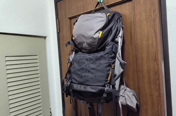 室内に吊るしたリュック