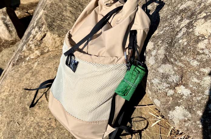 ループスストラップにカラビナを付けてザックに装着