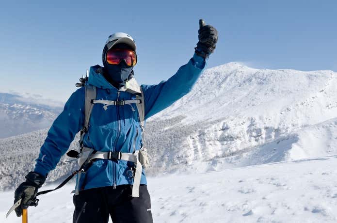 雪山でゴーグルを着ける人