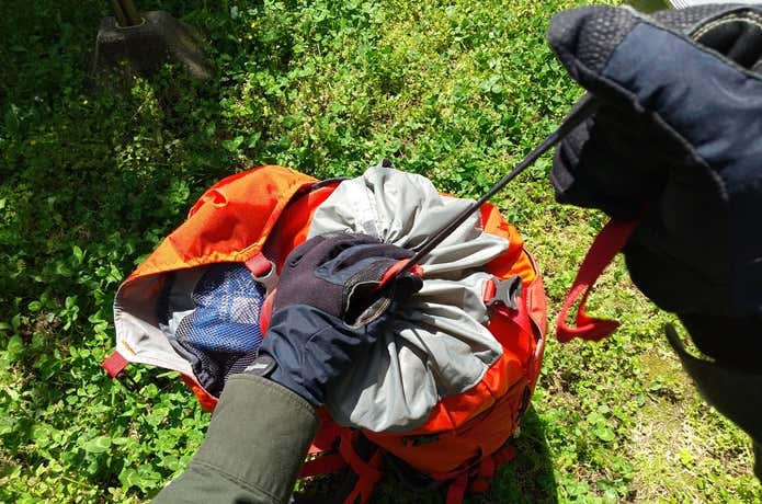 トップローダーの登山用リュックの開口部