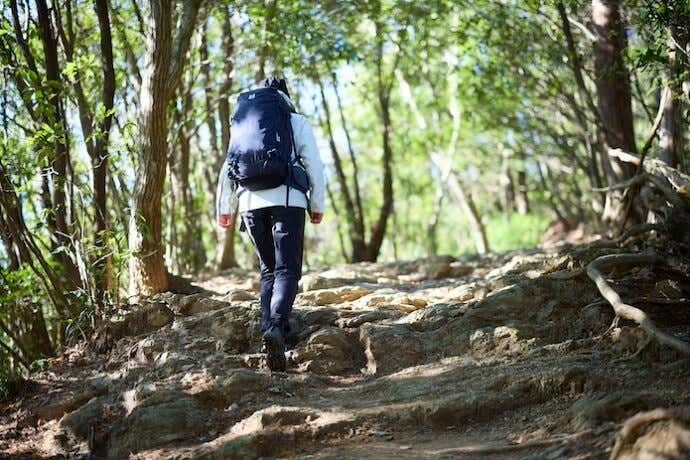 登山する女性