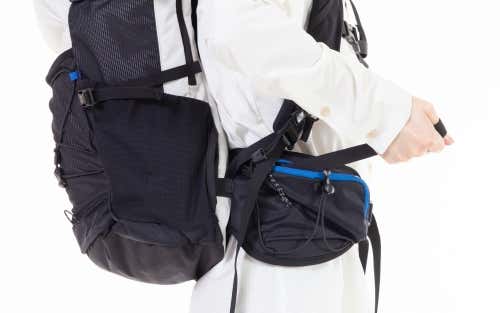 ウェストポケット内にリュック全体の荷重を身体へ寄せるストラップを収納