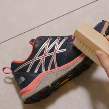表面についた砂埃などをブラシで落す