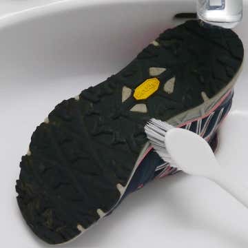 靴底をブラシで洗う