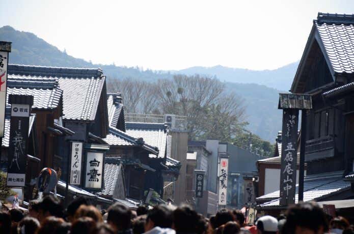 観光客で混み合う伊勢神宮・おはらい町