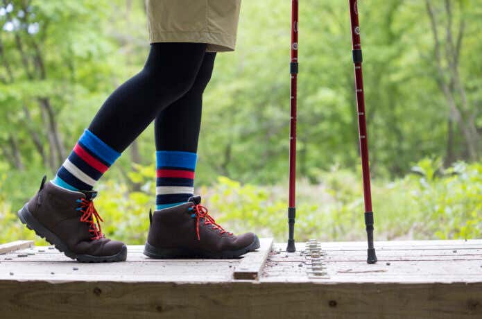 登山靴下とタイツを履いた登山者