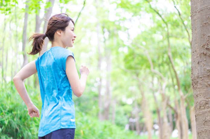 夏にランニングをする女性