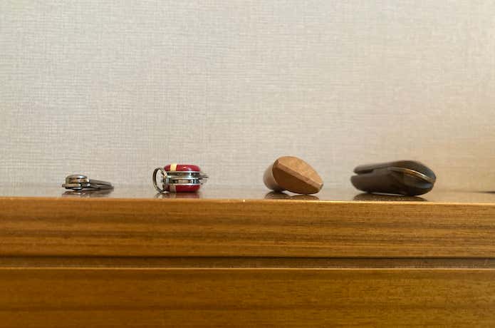 横からみると、他のナイフいくべて圧倒的に薄いことがわかります