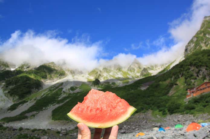 真夏の山で食べるスイカ。切りたてなのでみずみずしい!