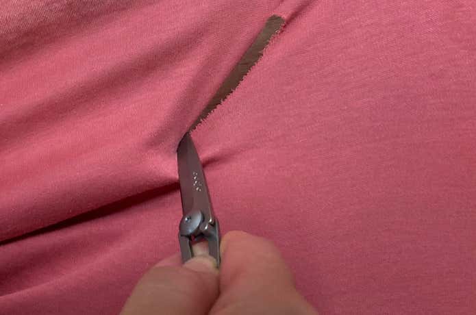Tシャツのような薄手の布を切る