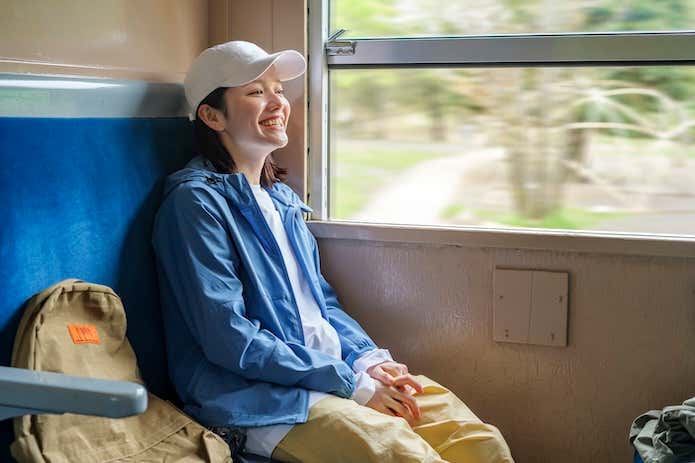 電車に乗る女性
