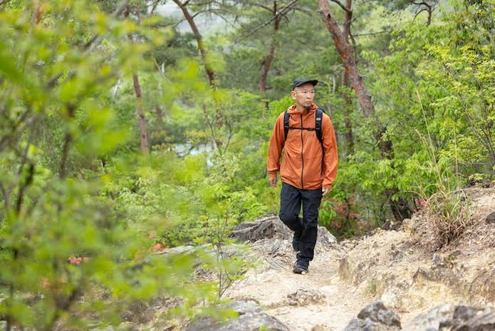 登山する男性
