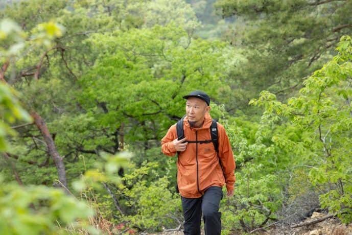 登山する男性