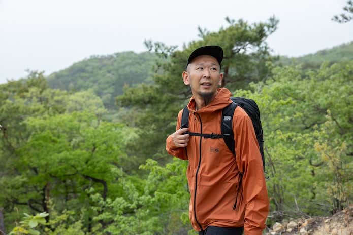 登山する男性