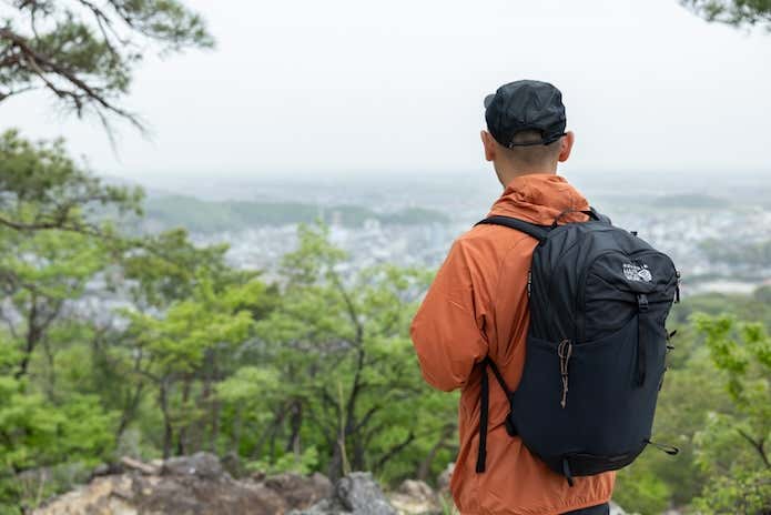 登山する男性