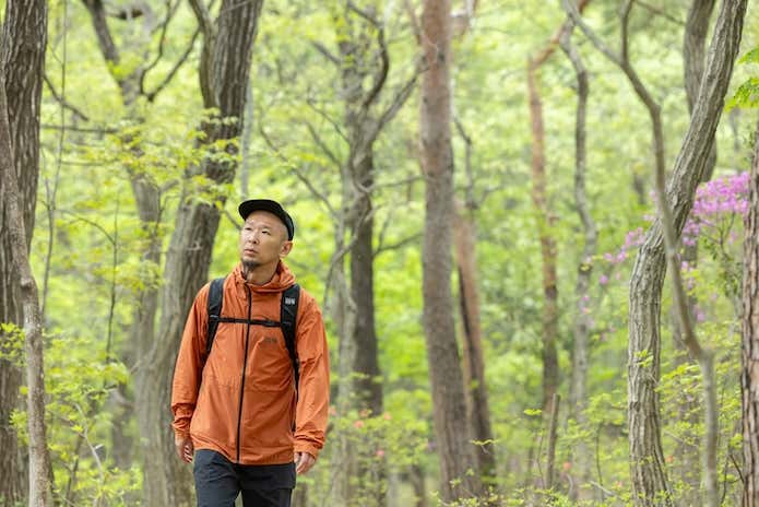 登山する男性