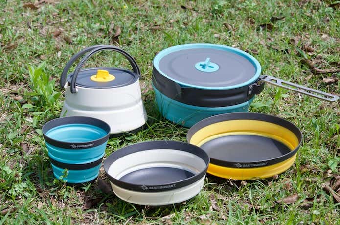 屋外に並べられた新型の折りたたみ式食器5つ