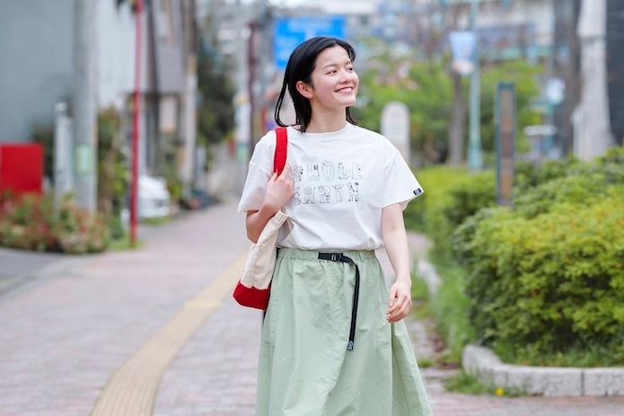 歩く女性