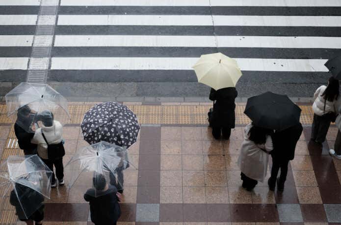 雨の通勤風景