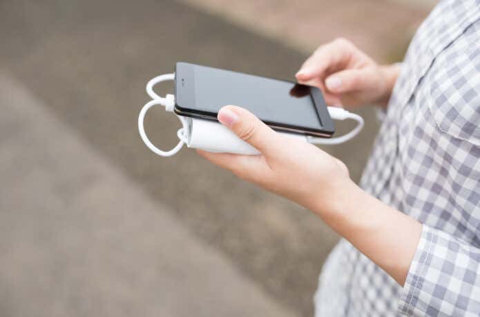 モバイルバッテリーを使って充電