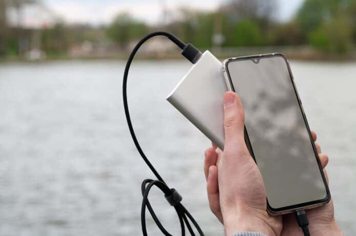 モバイルバッテリーとスマートフォンを手に持つ様子