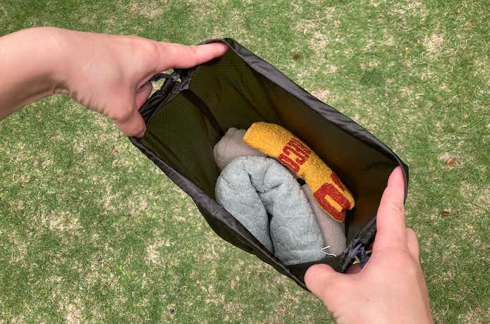 大きく開くナップザックの開口部