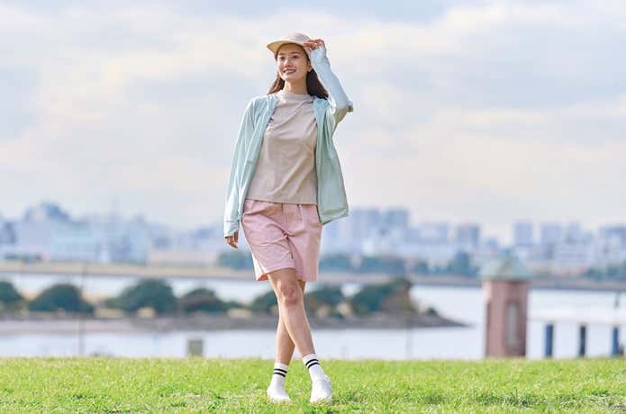 ワークマンのUVカットパーカーを着ている女性