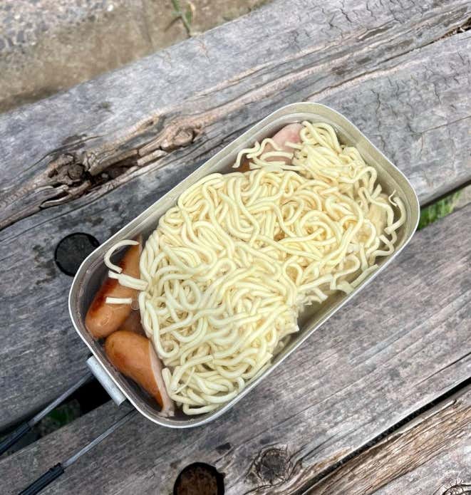 インスタントラーメンの規定量の水を入れて沸騰したら麺を入れる。