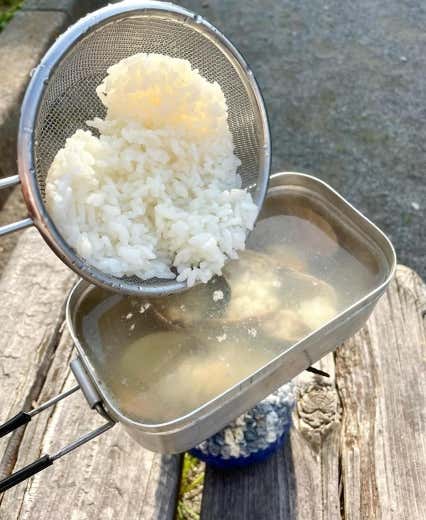 あさりが開いたら、ご飯を入れて煮込む。