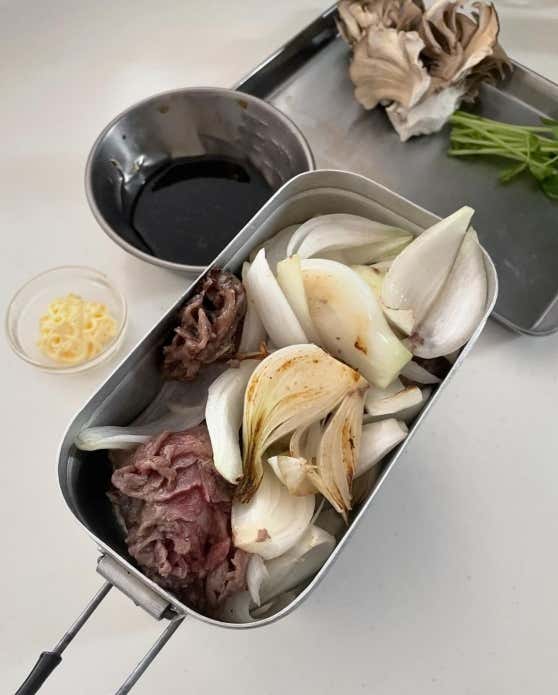 ③メスティンに火をかけてサラダ油を入れ、牛肉を炒め、火がある程度通ったら新玉ねぎを炒める。
④新玉ねぎに火が通ったら、舞茸、合わせ調味料を加えて炒める。
