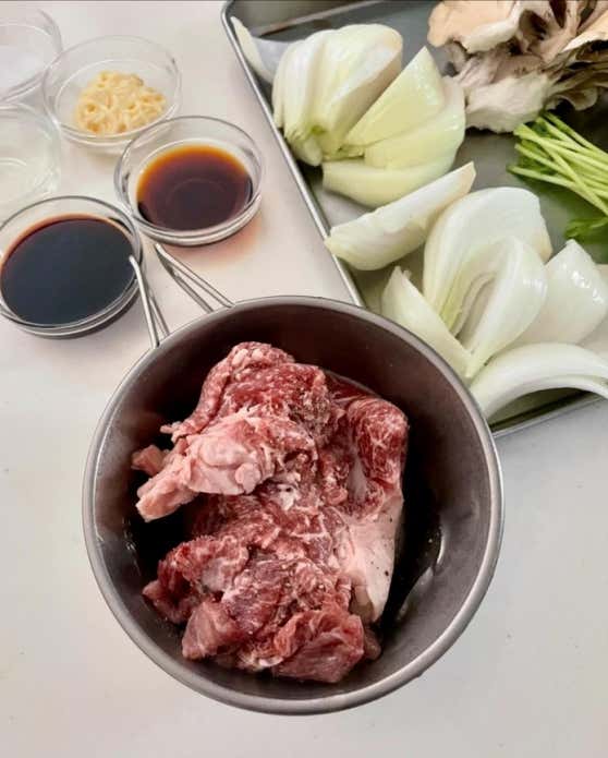 ①牛肉、豆苗は食べやすい大きさに切る。玉ねぎにはくし切りにする。 ②牛肉に下味を絡める。